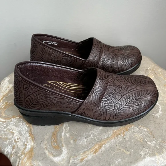 Easy Works Lyndee Women’s 9 Clog Brown Slip Resistant Work Shoe Floral Design - Picture 4 of 11